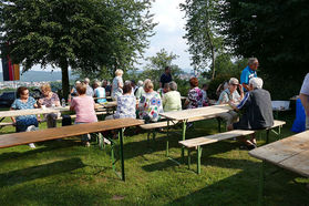 Nachfeier des Mährisch-Neustädter Wachsstockfestes an der Weingartenkapelle (Foto: Karl-Franz Thiede)